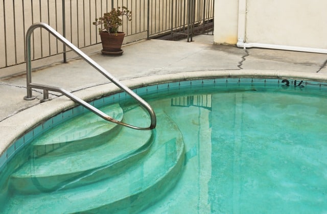 Coca Cola cleaning hacks - Clear pool rust