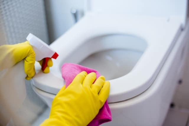 Coca Cola cleaning hacks - Clean the toilet