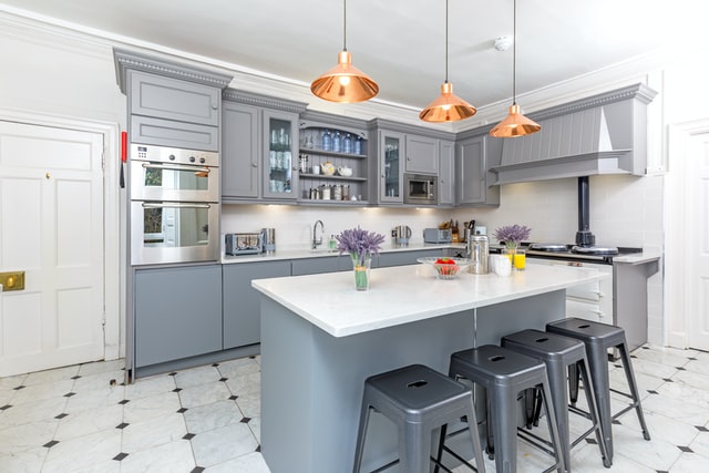 kitchen-lighting-warm-metallics