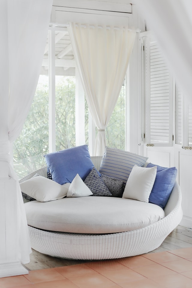 living-room-layout-cosy-white-lounge