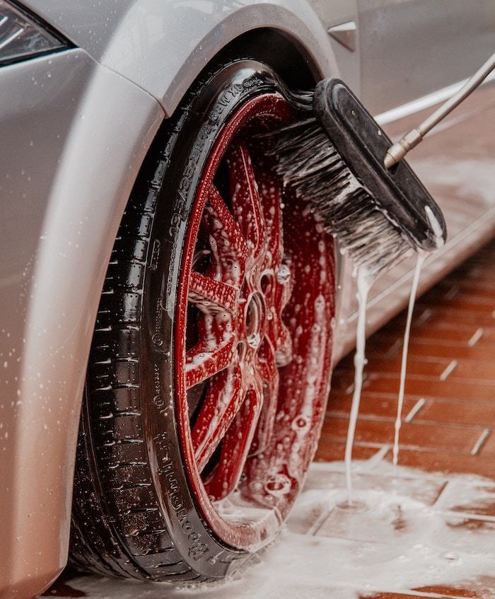 cleaning-car-wheels