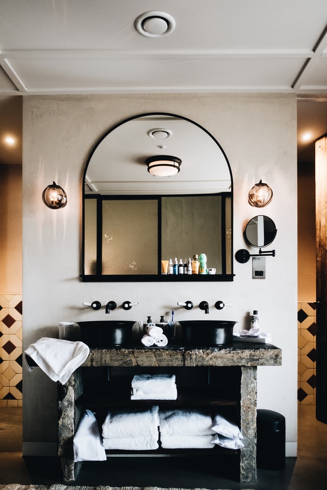 black-and-white-bathrom-rustic