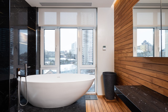 black-and-white-bathroom-with-timber