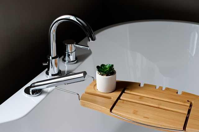 black-and-white- bathroom-black-walls