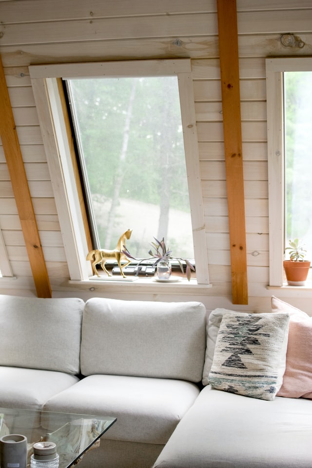 sunroom-ideas-cushioned-bench-seats