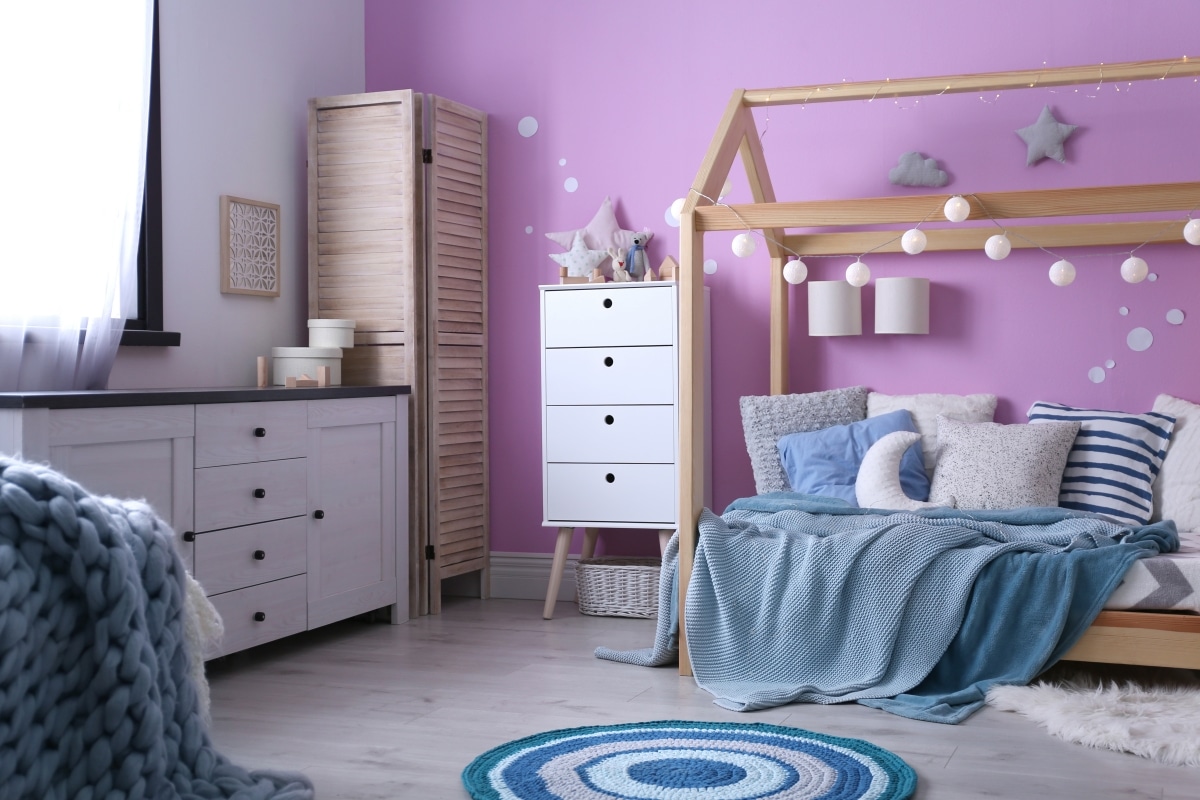 hanging star garland in kids bedroom