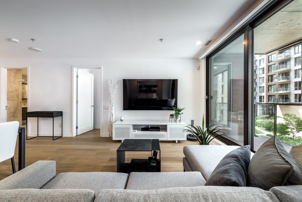 clean white walls for tv room