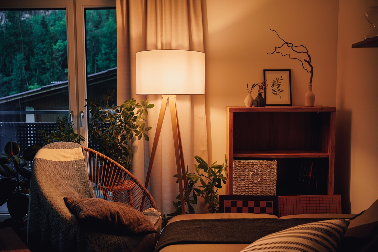 A cozy living room that uses a lamp for warm, mood lighting.
